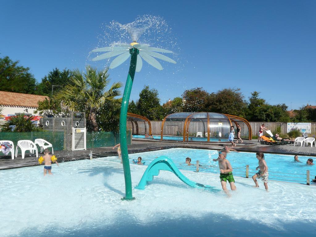 Camping Le Village De La Mer Les Moutiers Exterior photo